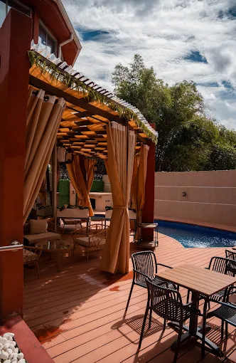 Terrasse sous pergola et piscine